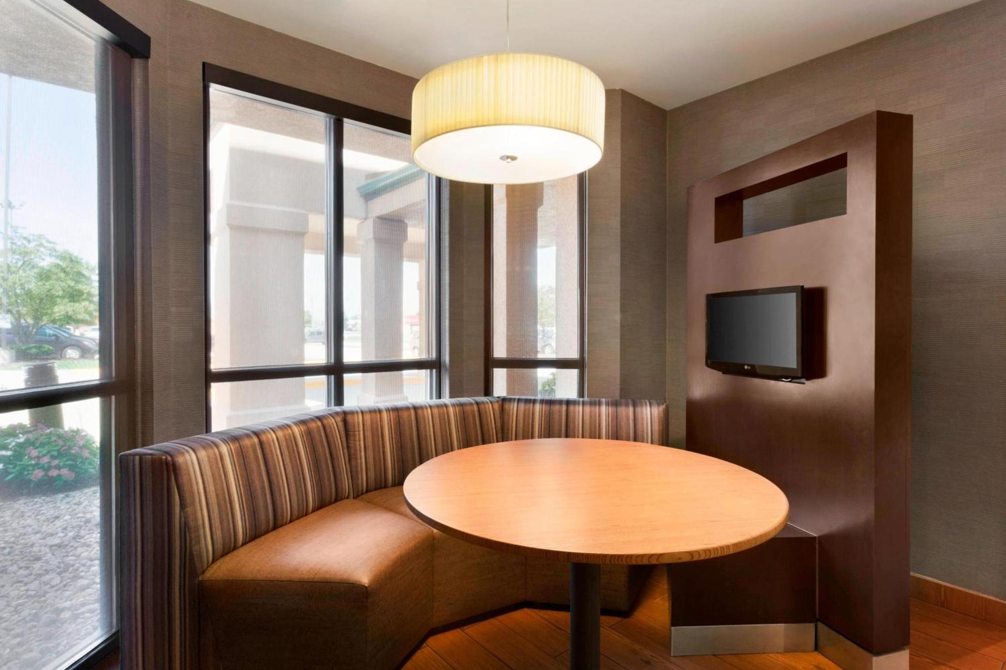 Готель Courtyard By Marriott Bloomington Normal Екстер'єр фото