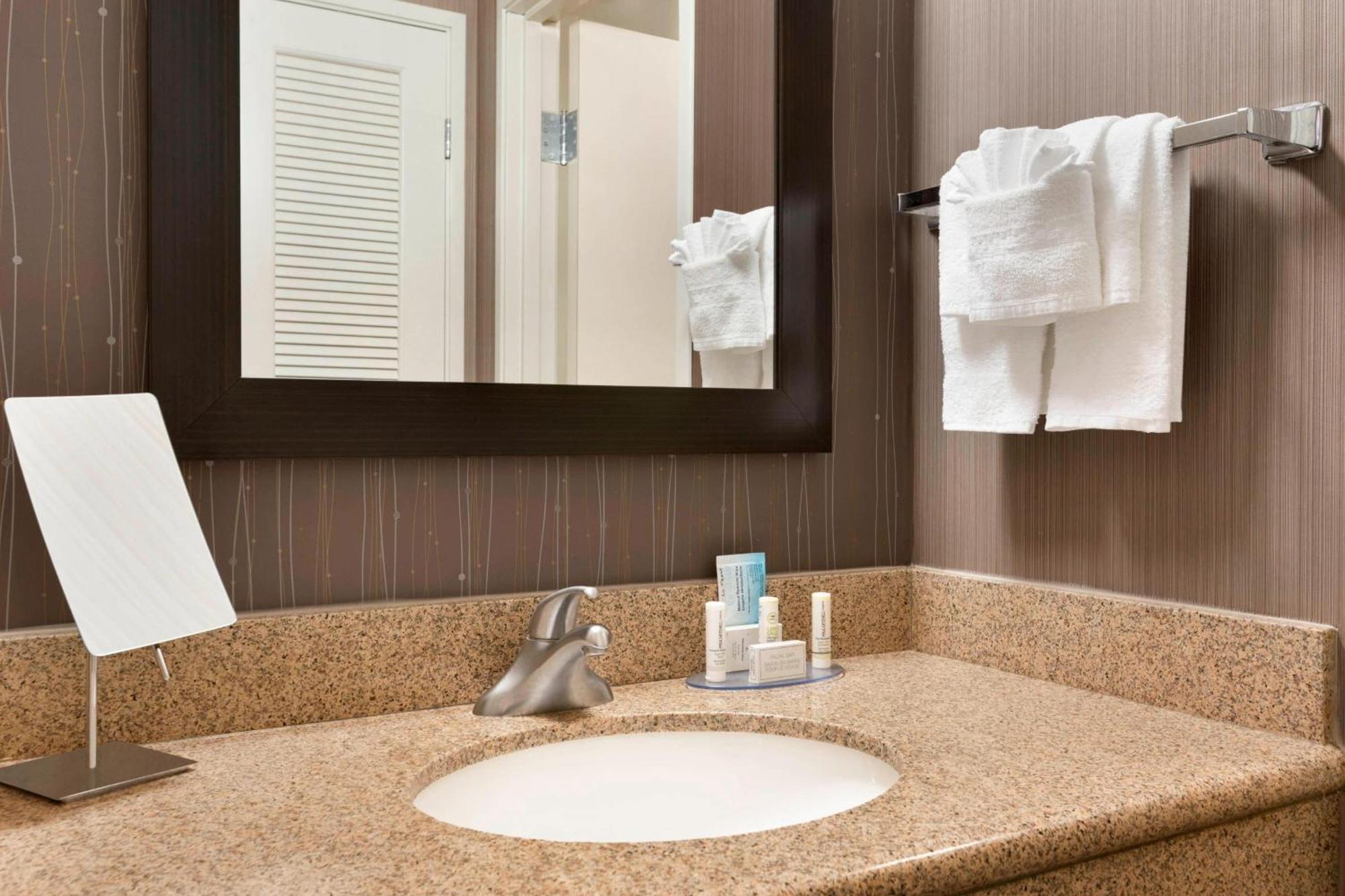 Готель Courtyard By Marriott Bloomington Normal Екстер'єр фото
