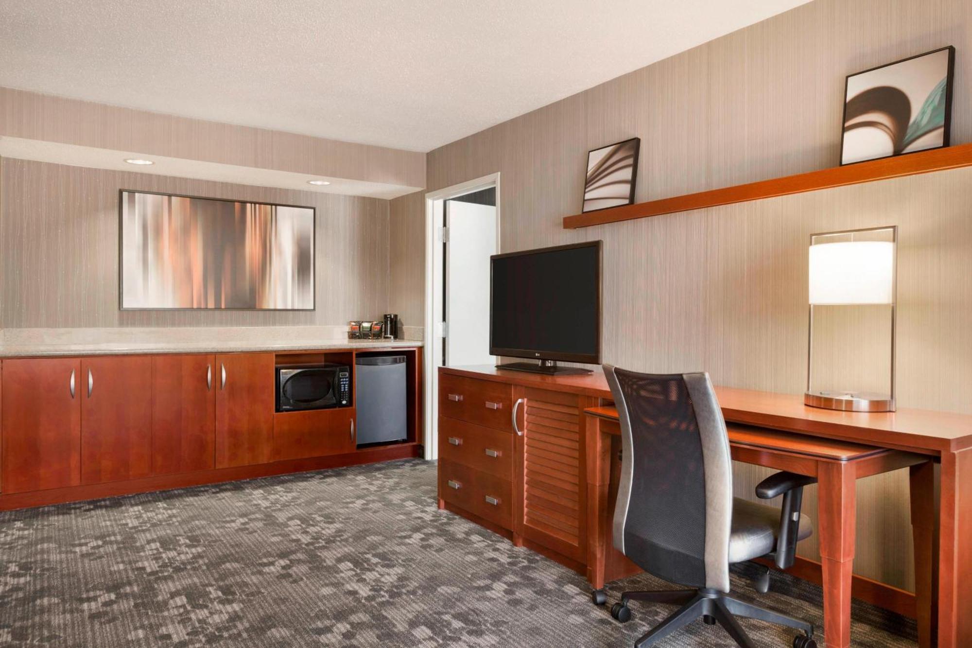 Готель Courtyard By Marriott Bloomington Normal Екстер'єр фото