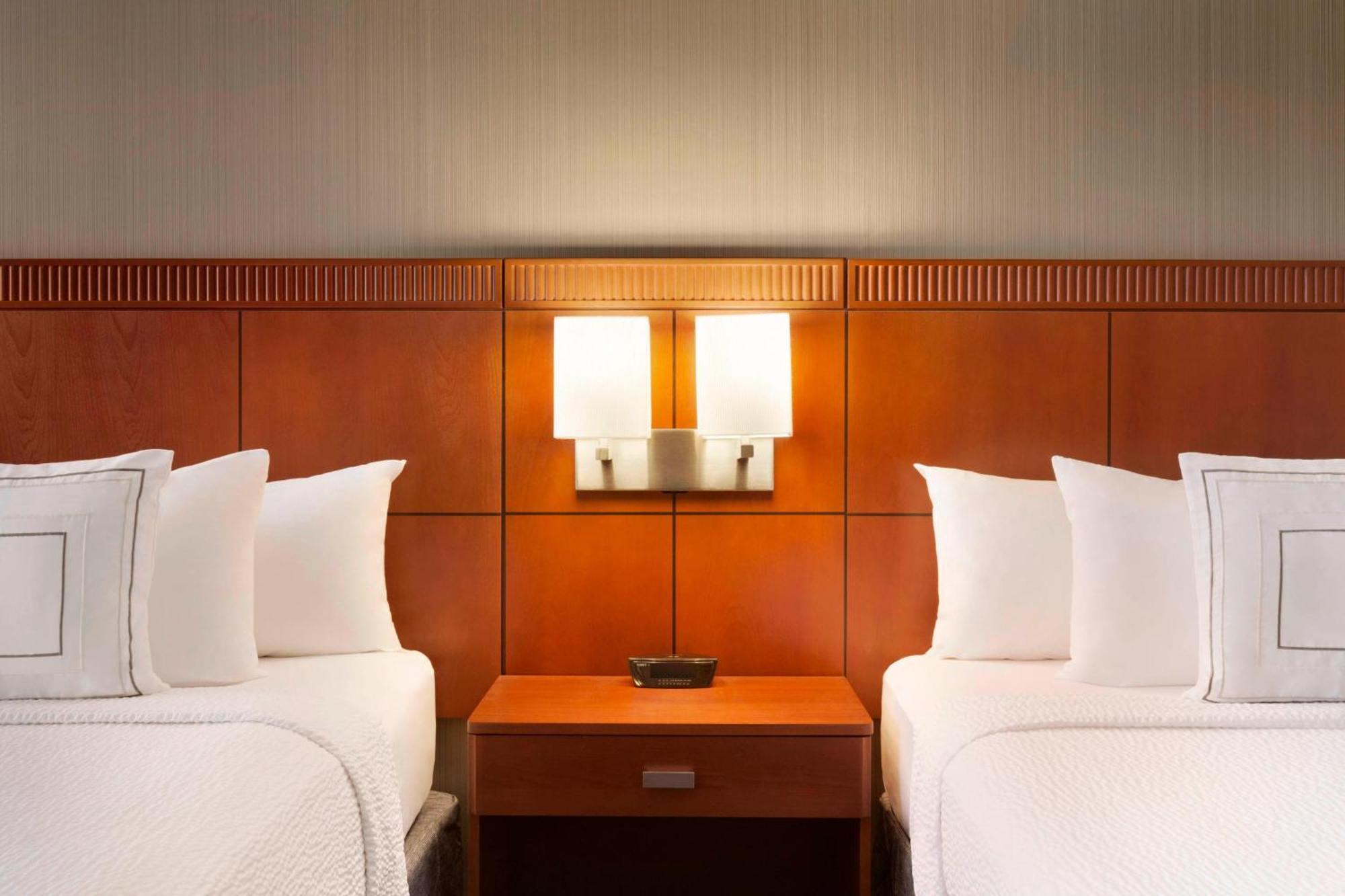 Готель Courtyard By Marriott Bloomington Normal Екстер'єр фото
