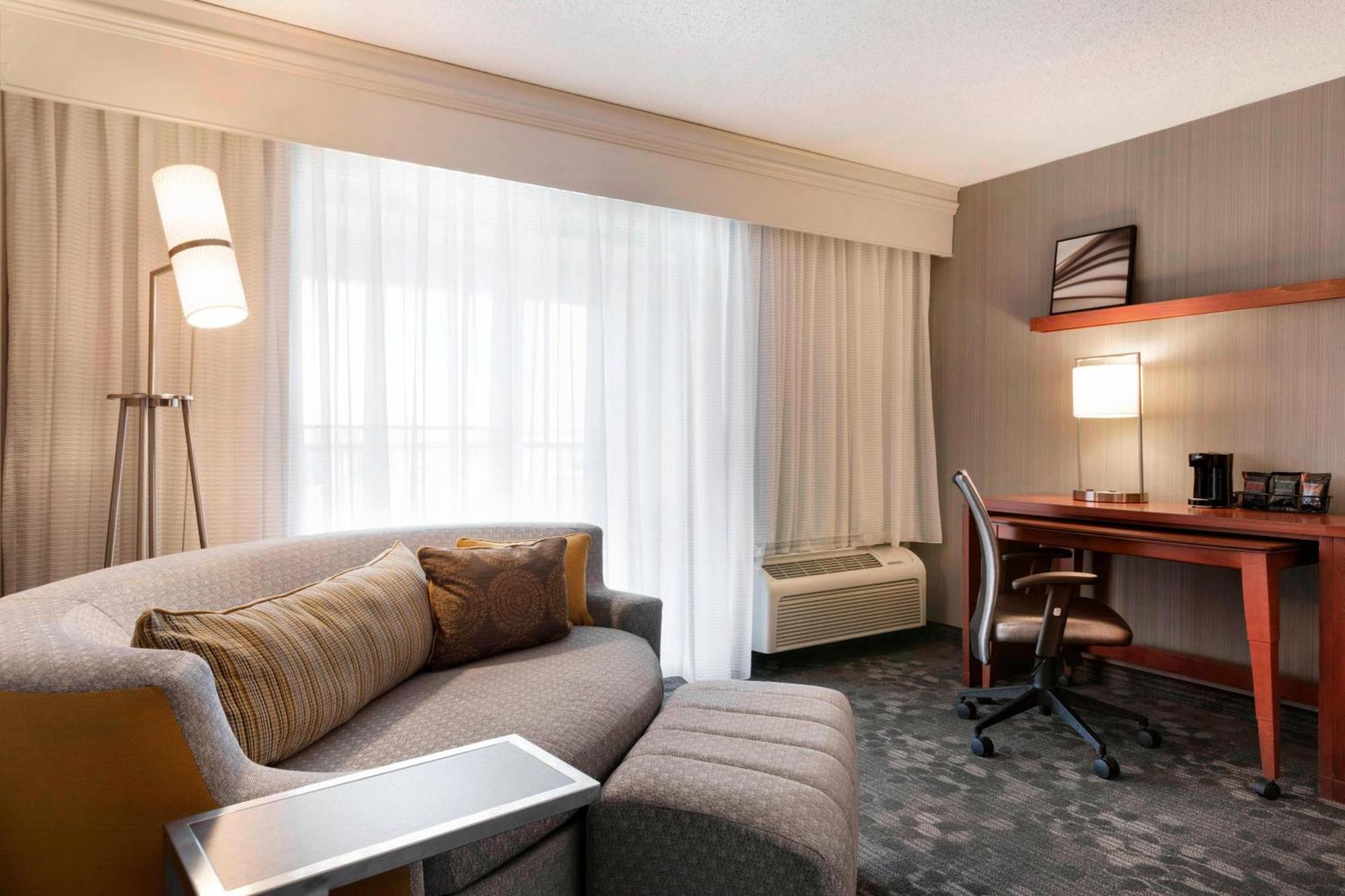 Готель Courtyard By Marriott Bloomington Normal Екстер'єр фото