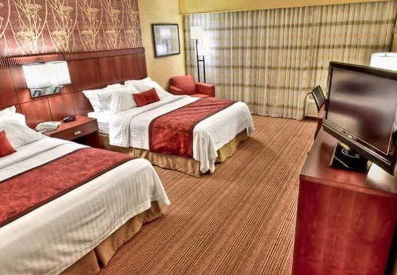 Готель Courtyard By Marriott Bloomington Normal Екстер'єр фото